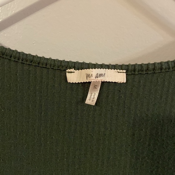 Francesca’s green ribbed v-neck cropped top. Size medium, only worn once. - Picture 4 of 6